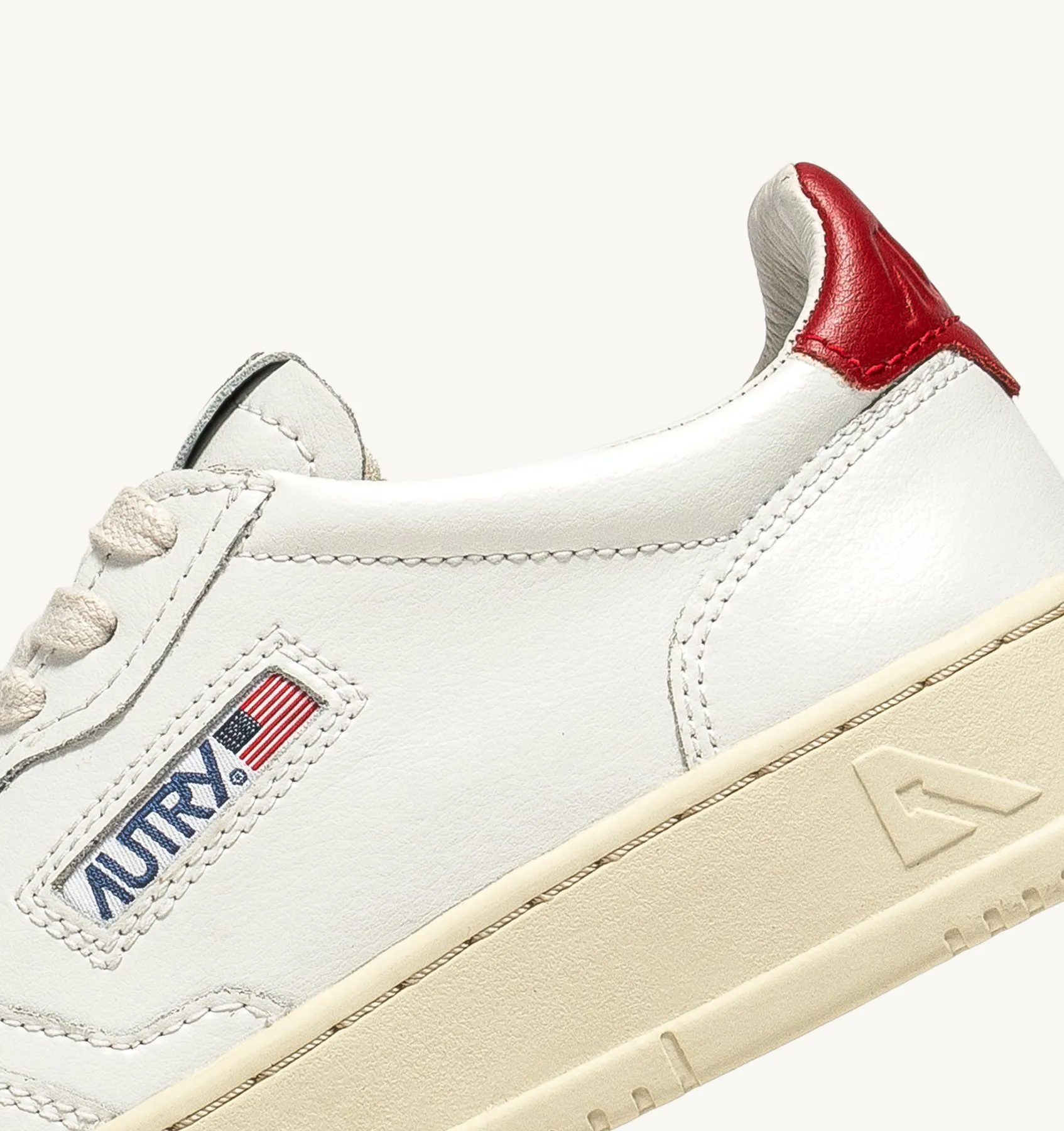 AUTRY SNEAKERS MAN  MEDALIST LOW SNEAKERS IN WHITE AND RED LEATHER