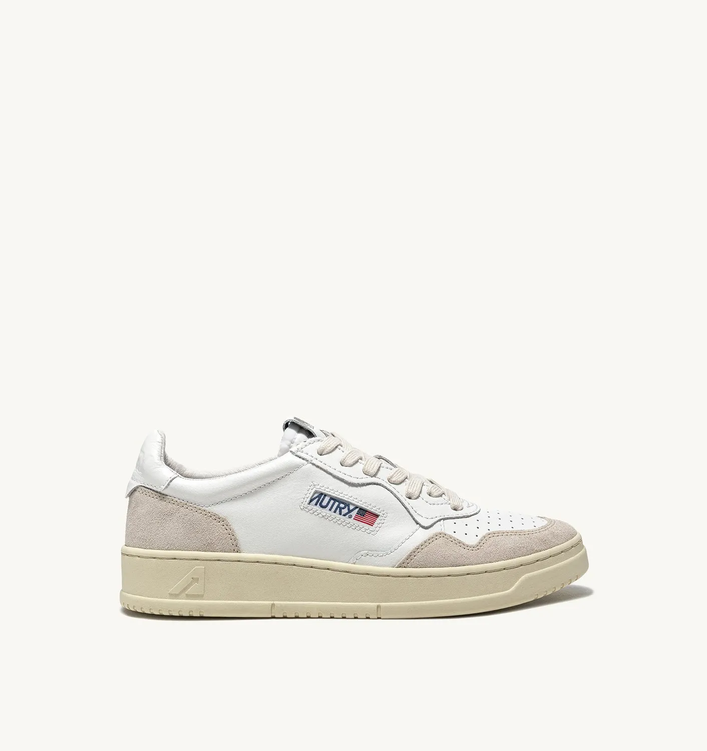 AUTRY SNEAKERS WOMAN  MEDALIST LOW SNEAKERS IN WHITE LEATHER AND BEIGE SUEDE