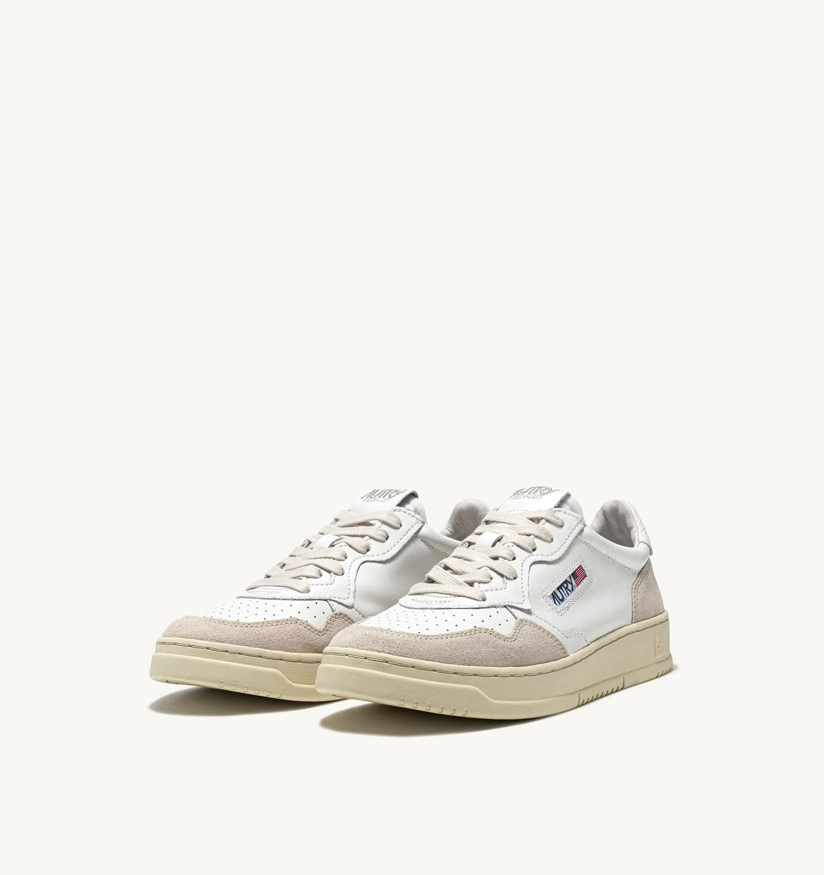 AUTRY SNEAKERS WOMAN  MEDALIST LOW SNEAKERS IN WHITE LEATHER AND BEIGE SUEDE