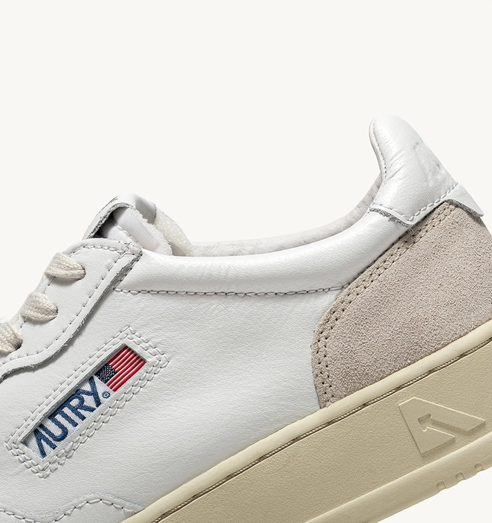 AUTRY SNEAKERS WOMAN  MEDALIST LOW SNEAKERS IN WHITE LEATHER AND BEIGE SUEDE