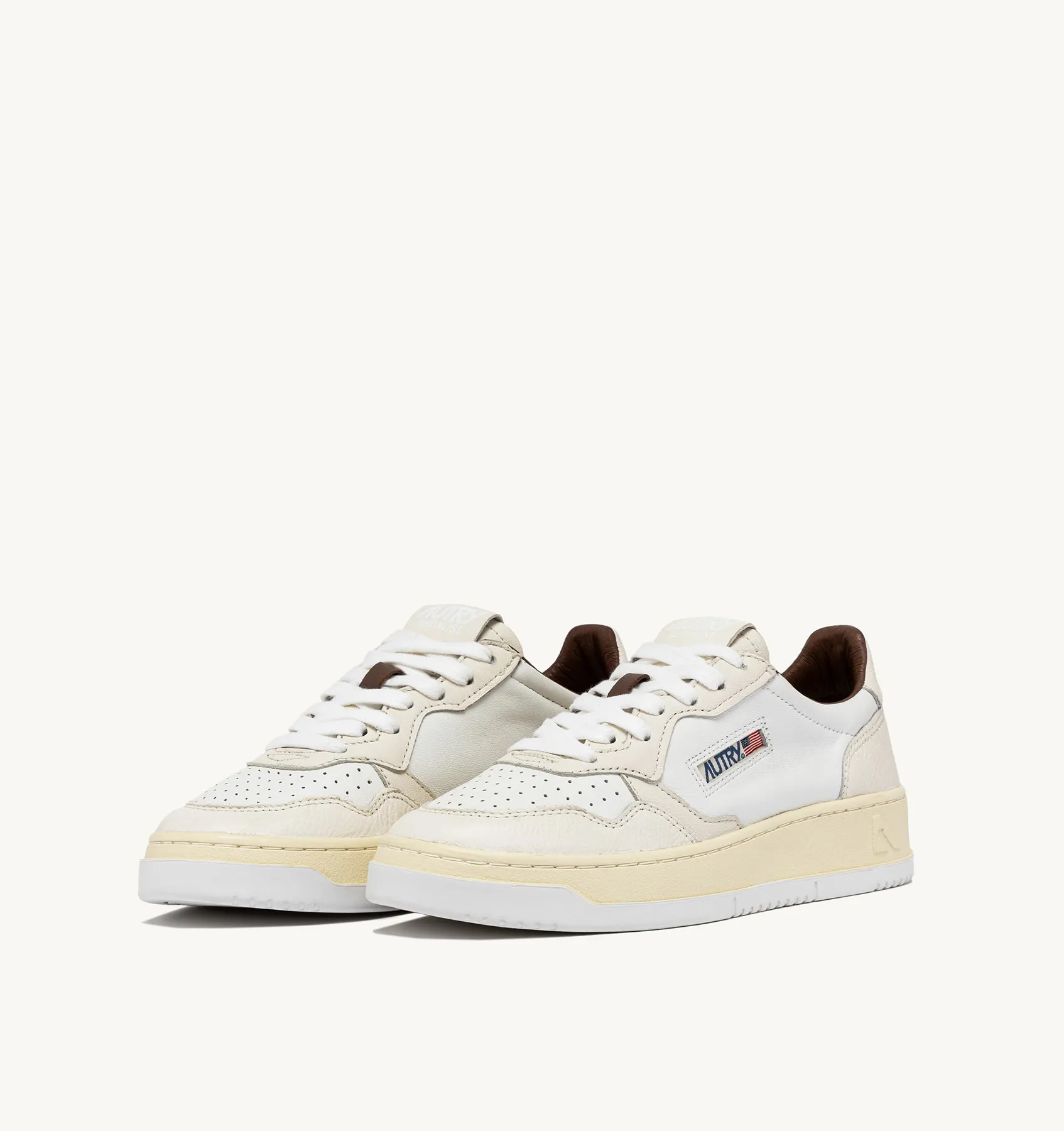 AUTRY SNEAKERS WOMAN  MEDALIST LOW SNEAKERS IN WHITE LEATHER AND NEUTRAL-TONE NAPPA