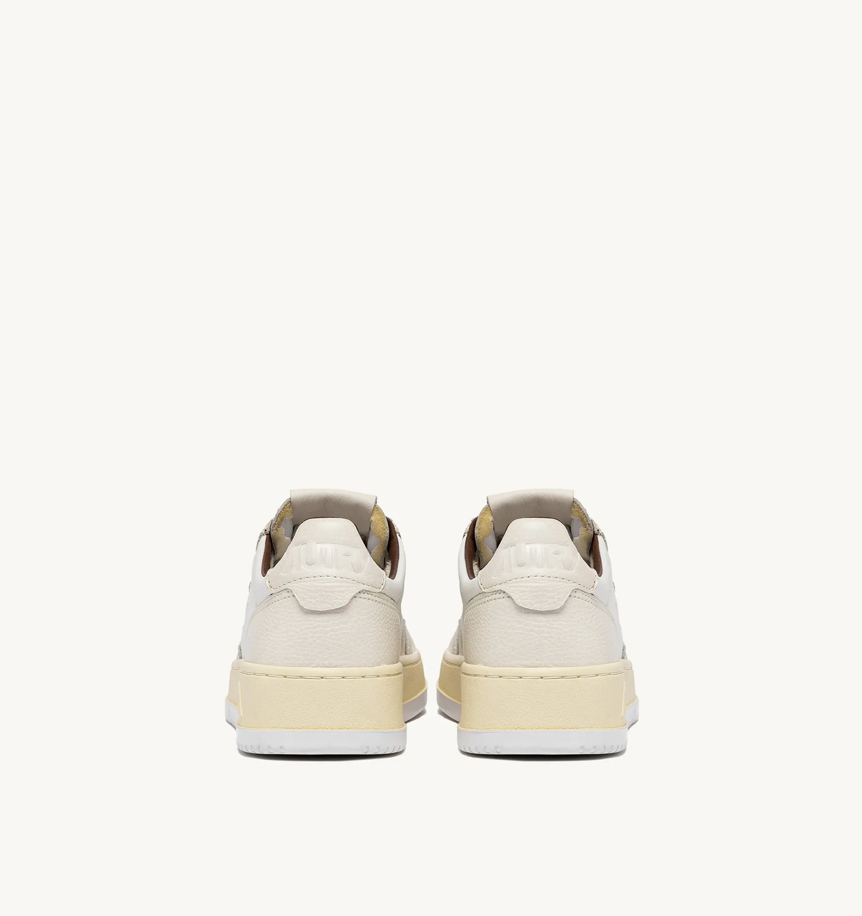 AUTRY SNEAKERS WOMAN  MEDALIST LOW SNEAKERS IN WHITE LEATHER AND NEUTRAL-TONE NAPPA