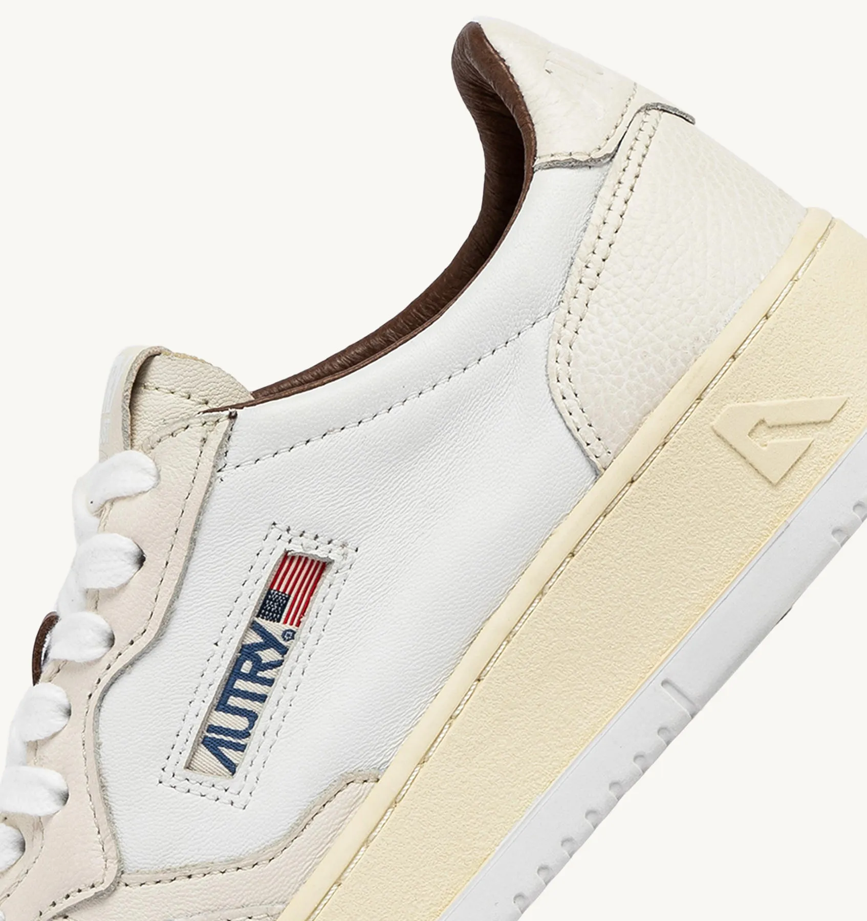 AUTRY SNEAKERS WOMAN  MEDALIST LOW SNEAKERS IN WHITE LEATHER AND NEUTRAL-TONE NAPPA