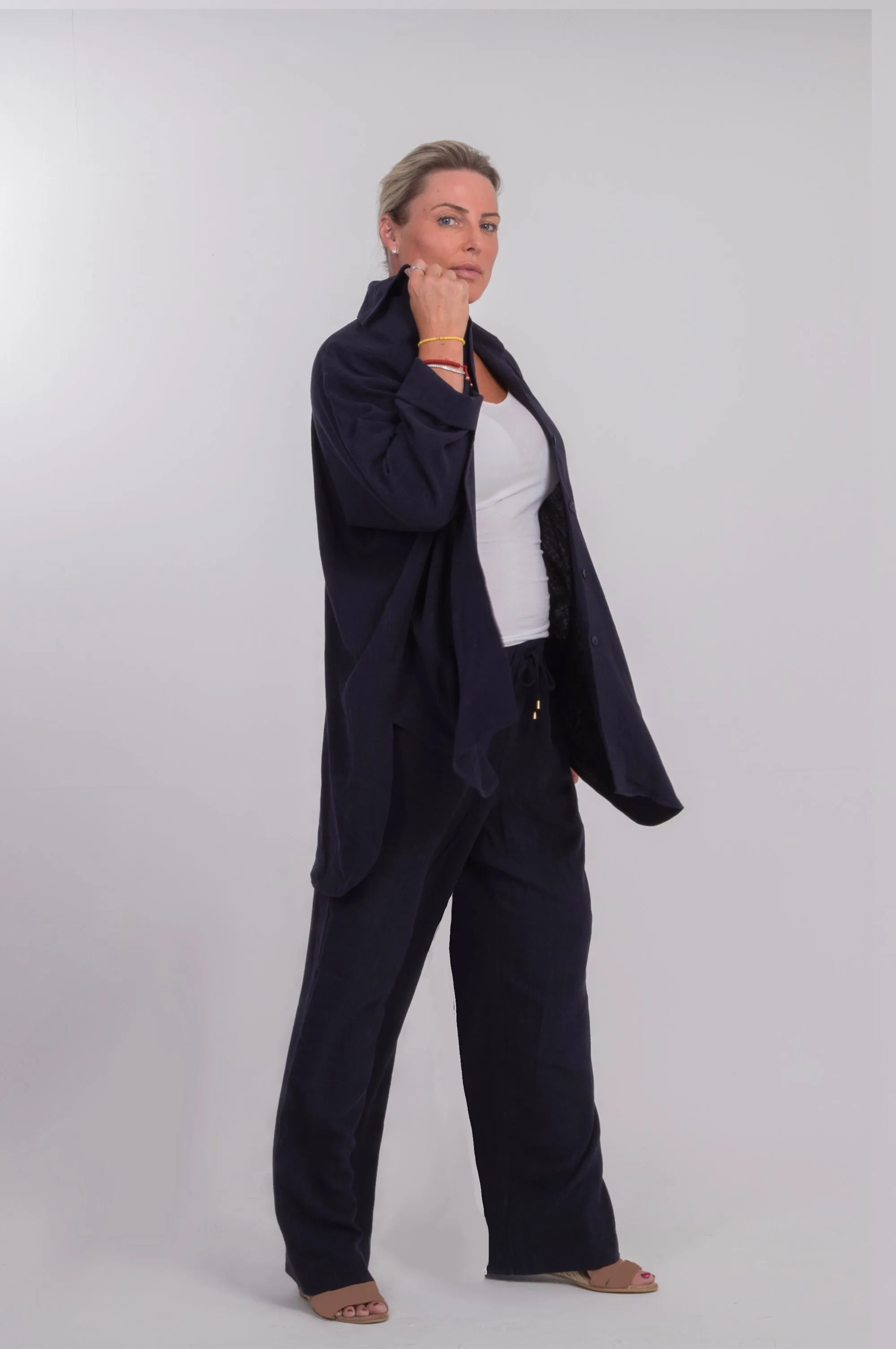 THE SOHO WIDE-LEGGED TROUSERS IN NAVY LINEN BLEND