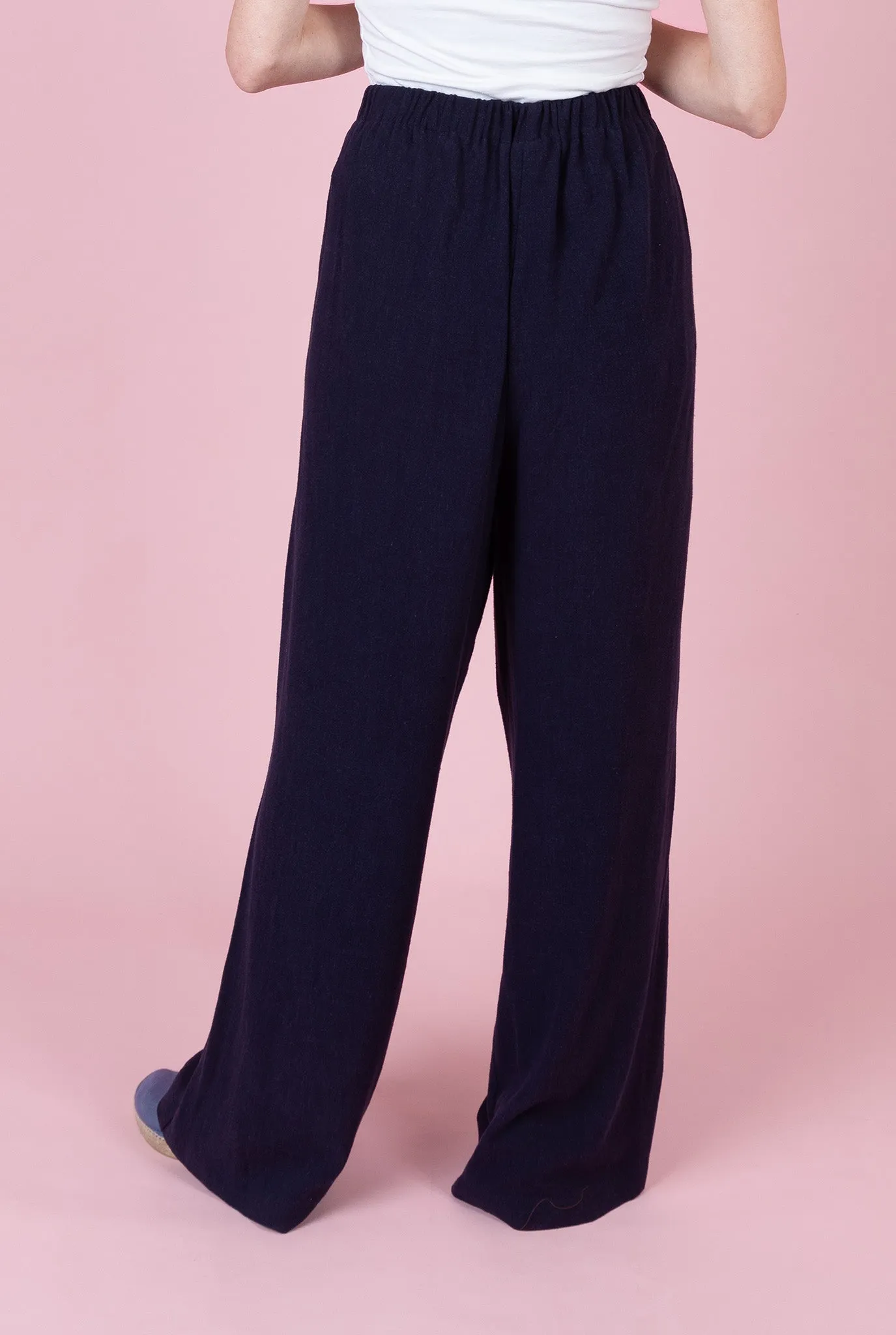 THE SOHO WIDE-LEGGED TROUSERS IN NAVY LINEN BLEND